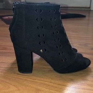 Woman size 7 American Eagle heeled booties